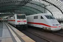 Begegnungen im Berliner Hauptbahnhof zwischen 146 562-4 mit dem IC2431  Borkum  von Emden Außenhafen nach Cottbus und 401 010-4  Gelsenkirchen  als ICE877 von Berlin Ostbahnhof nach Karlsruhe Hauptbahnhof. (12.5.2017)