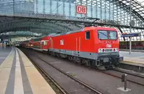 143 020-6 drückt am Abend des 12.5.2017 die RB14 (RB18628)  Airport-Express  von Berlin Schönefeld Flughafen nach Nauen in den Hauptbahnhof der Bundeshauptstadt. 