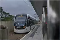 Die östliche Endhaltstelle Edinburgh Airport: Da die Bahnsteige genau auf die Länge der Trams ausgelegt sind, war es nur möglich vom Bahnsteig aus ein einfahrendes Tram zu fotografieren und dafür der Zutritt auf den Bahnsteig erfragt werden. Die Anfrage wurde sofort gewährt, bereitet allerdings einige Aufregung: Wie soll man dem bereit sich nährenden Tram mitteilen dass es fotografiert wird und  bitte Lächelen  angesagt ist? 
Nun wie das Bild zeigt, klappte die Übermittlung! 
Edinburgh Airport, den 4. Mai 2017
