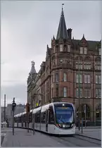 1956 stillgelegt, hat nun auch Edinburgh seit kurzem wieder ein Tram: CAF Zewirichtungstreibwagen verbinden das Zentrum mit dem Flughafen. Das Bild zeigt ein Tram, welches von der Princes Streete nun in den St Andrew Square gelangt ist.
3. Mai 2017
