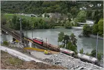 Ge 6/6 II 705  Pontresina/Puntraschigna  mit leichter Güterlast auf dem Weg nach Thusis. Die hohe Stützmauer ist bald abgetragen für die Installation des zweiten Gleises und der neuen Hinterrheinbrücke. Hier in Reichenau treffen Vorder- und Hinterrhein aufeinander. (12.05.2017)