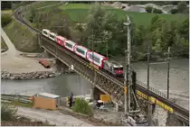 GlacierExpress 902 mit Ge 4/4 II 627  Reichenau-Tamins  auf der Hinterrheinbrücke bei Reichenau-Tamins. Parallel dazu haben die Vorarbeiten für die zweite Brücke begonnen. (12.05.2017)