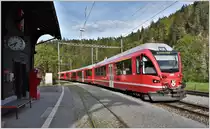 RE1763 nach Disentis mit ABe 4/16 3104 wartet in Trin auf den Gegenzug. (10.05.2017)