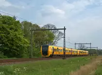 Die  Büffel  NS 3448 und 3435 sind als RE 7956 Enschede - Zwolle am 11.05.17 in Hengelo unterwegs.