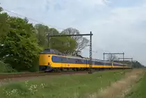 Eine  Koploper  3er-Garnitur, bestehend aus NS 4052, 4048 und 4029, befindet sich als IC 1656 am 11.05.17 in Hengelo auf der Fahrt von Enschede nach Schiphol (Airport).