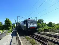 E 189 mit G�terzug �berquert auf der G�terbahnbr�cke die Dreisam im Stadtgebiet von Freiburg/ Breisgau, Mai 2017