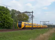 NS 3448 und 3435 sind als RE 7956 Enschede - Zwolle am 11.05.17 in Hengelo unterwegs.
