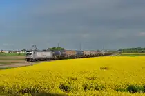 187 077 mit einem Kesselzug am 12.05.2017 bei Niedermünchsdorf. 