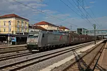 Durchfahrt am Abend des 28.08.2015 von TXL 185 539-4 mit einem  ARS Altmann -Autozug über Gleis 6 durch den Regensburger Hauptbahnhof in Richtung Norden.