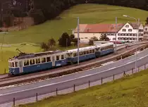TB: Der nur noch selten im Einsatz gestandene blaue Zug bestehend aus dem BDe 4/4 7 und den B 17 und B 18, zT Eigenbau, auf der Fahrt nach St. Gallen am Ende der 1970er - Jahre.
Foto: Walter Ruetsch
