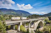 D 245 622-5 der FS verschiebt im Bahnhof Tarvisio Boscoverde, zwei Waggons vom EKOL.
Aufgenommen am 1.5.2017.