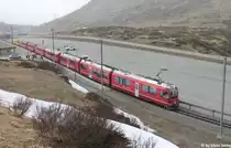 ABe 8/12 3508 ''Richard Coray'' am 18.4.2017 bei leichtem Schneefall in Bernina Diavolezza. Dem Wetter entsprechend ''schwach besetzt'' waren die beiden offenen Aussichtswagen am Schluss des Regios nach Tirano