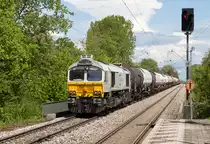 Mit einem langen Güterzug nach München, bestehende aus Kessel- , Gaskessel- und Kalkwagen wurde 247 044-1 am 13.05.17 in Poing fotografiert.