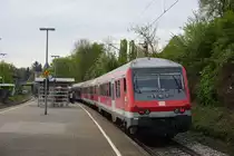 PFERD IM STALL - Wer würde vermuten, dass das Zugpferd dieses etwas in die Jahre gekommenen Zuges die das allerneueste Pferd im Stall ist? - 147 016 zieht die n-Wagen und diesen Wittenberger Steuerwagen. 12.04.2017, Besigheim; RB 19477 nach Stuttgart