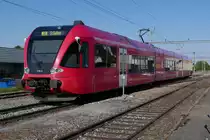 Farbige GTW der Thurbo (||) - Einfahrt von RABe 526 779-4 in den Bahnhof Tägerwilen-Gottlieben, der am 29.04.2017 unterwegs ist als S8 23874 von Schaffhausen nach St. Gallen.