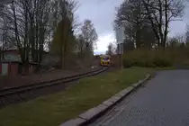 Eine kleine Nebenbahn im tschechisch / bayerisch / sächsischen Grenzgebiet. Sie führt von Asch nach Hranice V Cechach. Vor der Grenzziehung ging die Strecke dort weiter ins sächsische Adorf. Die Verbindung war in den letzten Jahren schon mal eingestellt, wurde dann aber wieder aufgenommen.
Die Aufnahme entstand bei der Rückfahrt und zeigt die Einfahrt in den Bahnhof Asch Mesto. 
Die Strecke wird täglich noch von 1(!) Zugpaar, durch die tschechische RegioNova bedient. 
Für Interessenten: 
Abfahrt Asch Hauptbahnhof 16:07 Uhr - Ankuft Hranice 16:42 Uhr
Abfahrt Hranice 17:13 - Ankunft Asch Hauptbahnhof 17:44 Uhr
Meistens ist der Zug ein paar Minuten früher dran, weil unterwegs eh niemand ein- oder aussteigt. 
