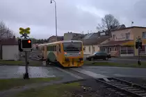 Der Bahnübergang am tschechischen Bhf Asch Mesto wird täglich nur noch von 1 Zugpaar benützt. Dieser Zug fährt am späten Nachmittag nach Hranice v Cechach und zurück. Hier kommt er gerade nach Asch zurück. 
