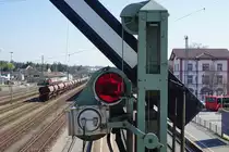 DER UNSICHTBARE ZUG - durch das Rot des Flügelsignals verschwindet das Rot des Regionalexpress. Villingen, 08.04.2017