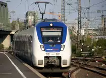 Nationalexpress 861 als RB48 von Wuppertal-Hbf nach Köln-Hbf und fährt in Köln-Messe-Deutz und hält in Köln-Messe-Deutz und fährt dann weiter in Richtung Köln-Hbf. 
Aufgenommen von Bahnsteig 7 in Köln-Messe-Deutz. 
Bei schönem Frühlingswetter am Abend vom 30.4.2017.