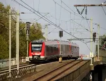 Die RB 25 von Overath nach  Köln-Hansaring kommt die KölnerEisenbahnbrücke herunter und fährt in Köln-Messe-Deutz ein.
Aufgenommen von Bahnsteig 7 in Köln-Messe-Deutz. 
Bei schönem Frühlingswetter am Abend vom 30.4.2017.  