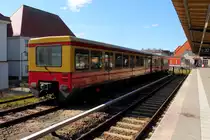 Einmal aus einer anderen Sicht, die Taucherbrille von der Rückseite gesehen.
Ein Viertelzug der BR 481-482 abgestellt am 30.04.2017 im Bahnhof Oranienburg.

