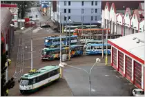 Übersicht über einen Teil des Tramdepot Liberec mit Dreischienengleis und dem normalspurigen Anschlussgleis im Hintergrund. (08.04.2017)