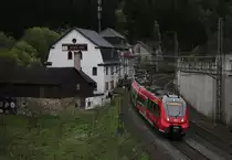 442 775-4 passiert am 05.05.2017 mit dem RE 4986 (Nürnberg Hbf - Jena Saalbf) die Fischbachmühle in Lauenstein. In den Gebäude befindet sich die Lauenstein Confiserie. Wer mal in der Nähe ist sollte einen kleinen Abstecher machen und den Shop besuchen es gibt viele leckere Pralinen mit teils sehr interessanten Geschmackskompositionen. 

Die Fischbachsmühle liegt an der Loquitz, nahe der Einmündung des namensgebenden Fischbach. Das Anwesen gehört zur Gemarkung Lauenstein. Die Gründung der Fischbachsmühle fällt in die zweite Hälfte des 17. Jahrhunderts.
Das Mühlenanwesen ist nach 1656 entstanden. Im sogenannten „Erb- und Salbuch“ vom Jahre 1656 (dem ältesten erhaltenen Grundbuch des Amtes Lauenstein) ist die Mühle noch nicht aufgeführt.

Nach einer bewegenden Geschichte mit einem Konkurs 1929 und wieder Inbetriebnahme der Mühle wurde 1958 der Mahlbetrieb in der Fischbachsmühle aufgegeben und der Betrieb geschlossen. 

Seit 1964/65 werden im ehemaligen Mühlen- und Silogebäude der Fischbachsmühle Pralinen in Handarbeit gefertigt. Die Gewerbeanmeldung „Pralinenboy-Pralinenfabrikation wurde zum 1.Januar 1965 eingetragen.
 
1989 geschah die Umwandlung der Firma  Pralinenboy  in Confiserie Burg Lauenstein, Lothar Feddrich & Dr. Kaub GmbH

1992 geschah dann die Umwandlung der Gesellschaft in Confiserie Burg Lauenstein GmbH. Diese nunmehr seit über 40 Jahren produzierten Pralinenspezialitäten, sind heute unter dem Namen „Lauensteiner Pralinen“ weltbekannt.
