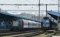 Während 714 212-8 am R614 den slowakischen Schlafwagen SK-ZSSK WLABmee 62 56 71-90 010-2 abhängt und in Kürze wegzieht, sorgt der Tf der 362 131-5 für klare Sicht. 362 131-5 kam vor wenigen Minuten mit dem Rx764 aus Praha hl.n in Cheb an.

Cheb 15.04.2017