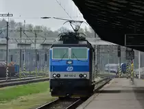 Nachdem 714 212-8 den slowakischen Schlafwagen abgehangen und weg rangiert hat setzte 362 127-3 um und setzte sich wieder vor ihrem Zug und fährt später als R611 nach Praha hl.n.

Cheb 15.04.2017