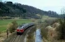 Die Baureihe 215 auf der Eifelbahn: Entlang der Urfft fährt 215 133-0 Mitte der 1980er Jahre Richtung Köln