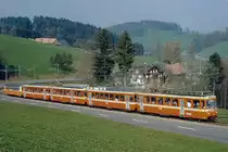 TB: Die BDe 4/8 21-25 prägten mit ihrem orangen Anstrich von 1975 bis 2004 das Bild der Trogenerbahn. Nach der Inbetriebnahme der Be 4/8 31-34 in den Jahren 2004/2008 wurden die BDe 4/8 21 und 24 an die Rittnerbahn im Südtirol, Italien verkauft, wo sie den veralteten Fahrzeugpark verjüngten.
Der wohl längste Zug den ich jemals auf der TB fotografieren konnte, bestand aus fünf Elementen. Am Schluss des Zuges wurde interessanterweise auch noch ein Lausanner mitgeführt.
Foto: Walter Ruetsch