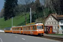 TB: Die BDe 4/8 21-25 prägten mit ihrem orangen Anstrich von 1975 bis 2004 das Bild der Trogenerbahn. Nach der Inbetriebnahme der Be 4/8 31-34 in den Jahren 2004/2008 wurden die BDe 4/8 21 und 24 an die Rittnerbahn im Südtirol, Italien verkauft, wo sie den veralteten Fahrzeugpark verjüngten.
BDe 4/8 Pendel verstärkt mit einem Lausanner auf der Fahrt nach Trogen am Anfang der 80er Jahre. Auch mit den damals neuen BDe 4/8 wurden die Lausanner noch bis zur Inbetriebnahme der Be 4/8 eingesetzt.
Foto: Walter Ruetsch