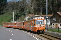 TB: Die BDe 4/8 21-25 prägten mit ihrem orangen Anstrich von 1975 bis 2004 das Bild der Trogenerbahn. Nach der Inbetriebnahme der Be 4/8 31-34 in den Jahren 2004/2008 wurden die BDe 4/8 21 und 24 an die Rittnerbahn im Südtirol, Italien verkauft, wo sie den veralteten Fahrzeugpark verjüngten.
Zwei BDe 4/8 bei der Haltestelle in Rank auf der Fahrt nach Trogen am Anfang der 80er Jahre.
Foto: Walter Ruetsch 