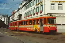TB: Die BDe 4/8 21-25 prägten mit ihrem orangen Anstrich von 1975 bis 2004 das Bild der Trogenerbahn. Nach der Inbetriebnahme der Be 4/8 31-34 in den Jahren 2004/2008 wurden die BDe 4/8 21 und 24 an die Rittnerbahn im Südtirol, Italien verkauft, wo sie den veralteten Fahrzeugpark verjüngten.
In der Stadt St. Gallen verwandelt sich die Vorortsbahn mit eigenem  Bahntrasse in eine Strassenbahn.
Ein BDe 4/8 Pendel mit der Werbeaufschrift 100 Jahre Trogenerbahn wurde in St. Gallen im Sommer 2003 verewigt. Eröffnet wurde der Bahnbetrieb zwischen St. Gallen und Trogen am 10. Juli 1903.
Foto: Walter Ruetsch
