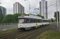 De Lijn Antwerpen PCC7061 auf Linie 24 Schoonselhof-Centraal Station, aufgenommen 13.05.2017 am Haltestelle Station Antwerpen-Zuid 