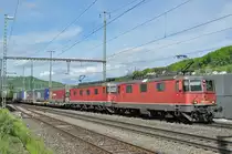 Re 10/10, mit den Loks 420 338-6 und 11672, durchfahren den Bahnhof Gelterkinden. Die Aufnahme stammt vom 12.05.2017.