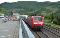 Bei Trechtingshausen kommt mir die 120 123 als Abschlepper mit einem mir unbekannten 403 im Nacken vor die Linse, als sie am Sonntagabend den 14.5.2017 gen Bingen fährt auf der linken Rheinstrecke.