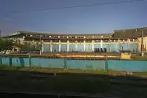 Bahnbetriebswerk des Bahnhofs Marasesti am 12.05.2017. Obwohl Marasesti ein wichtiger Eisenbahnknoten in der Moldau ist, wird dieser heutzutage nicht mehr benutzt. Dafür gibt es zwei Gründe: 1. in der Nähe von Marasesti gibt es zwei weitere Eisenbahnknoten (Adjud und Tecuci)die genauso wichtig sind und; 2. die Elektrifizierung der Strecke Marasesti-Tecuci-Galati macht einen Lokwechsel unnötig.