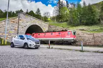 Beim Fotoauftrag darf die Eisenbahn natürlich auch nicht fehlen.
Gerade tauchten 1144 016-3 und 1116 077-9 mit einem KLV, bei Obervellach, aus dem Ochenigtunnel auf.
Aufgenommen am 14.5.2017.
