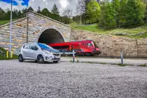 Beim Fotoauftrag darf die Eisenbahn natürlich auch nicht fehlen.
Gerade taucht der railjet 111 (München Hbf - Klagenfurt Hbf) bei Obervellach, aus dem Ochenigtunnel auf.
Schublok war 1116 159-5  150 Jahre Brennerbahn 
Aufgenommen am 14.5.2017.