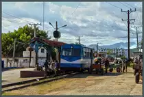 Reges Treiben herrscht, als der Triebwagen 637 aus dem Hafenort Casilda in Trinidad angekommen ist. (27.03.2017)