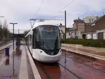 TCAR-Astuce-849(Citadis402 Alstom) in der Endhaltestelle Boulingrin. Seit 1994 gibt es in Rouen wieder eine Tram. Auch wenn eine Teilstrecke im Tunnel verläuft ist dies sowohl von der ganzen Anlage als auch von den Fahrzeugen her eine Straßenbahn. In Rouen wird sie allerdings als Métro léger (Stadtbahn) betrachtet und hat die Bezeichnung  M  (wie Métro) erhalten. 


2016-03-27 Rouen-Boulingrin 