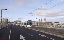 Straßenbahn TCAR-Astuce-833(Typ Citadis402 Alstom) überquert die Seine auf der Pont-Jeanne-d´Arc stadtauswärts. Rechts im Bild die Kathedrale von Rouen und ganz im Hintergrund an der Straße geradeaus neben dem Baukran der Turm des Bahnhofs Rouen-Rive-Droite.

2016-03-27 Rouen-Pont-Jeanne-d´Arc 

