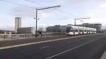 Tram TCAR-Astuce-847(Typ Citadis-402 Alstom) überquert die Seine auf der Pont-Jeanne-d´Arc stadteinwärts.

2016-03-27 Rouen-Pont-Jeanne-d´Arc