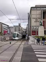 Tram TCAR-Astuce-838 (Citadis402 Alstom) kommt stadtauswärts fahrend aus dem Tunnel um gleich darauf die Seinebrücke zu überqueren. 
Seit 1994 gibt es in Rouen wieder eine Tram. Auch wenn eine Teilstrecke im Tunnel verläuft, ist dies sowohl von der Anlage als auch von den Fahrzeugen her eine Straßenbahn. In Rouen wird sie allerdings als Métro léger (Stadtbahn) betrachtet. Rouen gehörte zu den ersten Städten in Frankreich, die wieder eine Tram einführten. Die damals Verantwortlichen sahen es als attraktiver an, das neue Verkehrsmittel  Métro  zu nennen und damit auch mehr Akzeptanz und weniger Widerspruch bei der Einführung der Bahn zu haben. Rouen ist die einzige Stadt Frankreichs, in der das neuentstandene Bahnsystem  Métro  und nicht  Tramway  genannt wird, auch wenn andere französische Städte vergleichbare ähnliche Systeme haben.


2016-03-27 Rouen Rue-Jeanne-d'Arc Tunnelende Théâtre-des-Arts