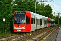 4013 wurde erneut in die aktuellen KVB-Farben lackiert. Hier zu sehen kurz vor der Haltestelle  Merkenich Mitte  am 15.05.2017.
