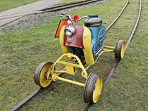 Gleiskraftrad des Typ II der Deutschen Reichsbahn beim 2. Märkischen Feldbahnfest am 13.05.2017 im Ziegeleipark Mildenberg.
Gebaut wurde es 1962 vom „FEV Blankenburg/Harz“ auf der Grundlage des Straßenkleinrollers des Typs KR 50 gebaut.
Laut Beschreibung gibt es dieses Gleiskraftrad auch in der Spurweite 1000 mm und 1435 mm. Dieses hier gezeigte Gleiskraftrad hat eine Spurweite von 750 mm.
