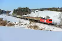 Am 06. Januar 2017 nutzte ich die Gelegenheit, ein paar Winterbilder an der KBS 900 zwischen München und Ingolstadt anzufertigen. Die noch in HGK-Farbgebung befindliche RheinCargo 185 605 passierte mit ihrem DGS 95102 meinen Standort bei Fahlenbach. Ladegut des Zuges war Kerosin, der Laufweg verlief von Vohburg zum Treibstoffdepot am Münchner Flughafen.