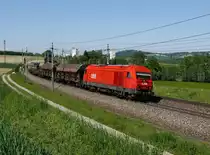 Die 2016 063 mit einem Güterzug am 19.05.2017 unterwegs bei Haiding.