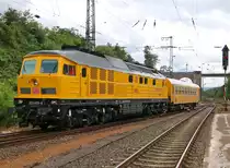 Am 28.07.2015 kam der Tiger der DB Bahnbaugruppe, 233 493-6 mit einem Wagen durch Eichenberg in Richtung Osten.